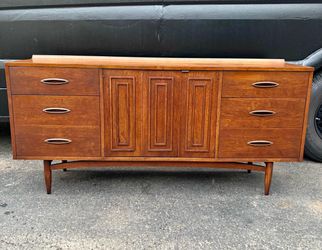 Broyhill Sculptra Nine-Drawer Walnut Dresser/Credenza/Media center.