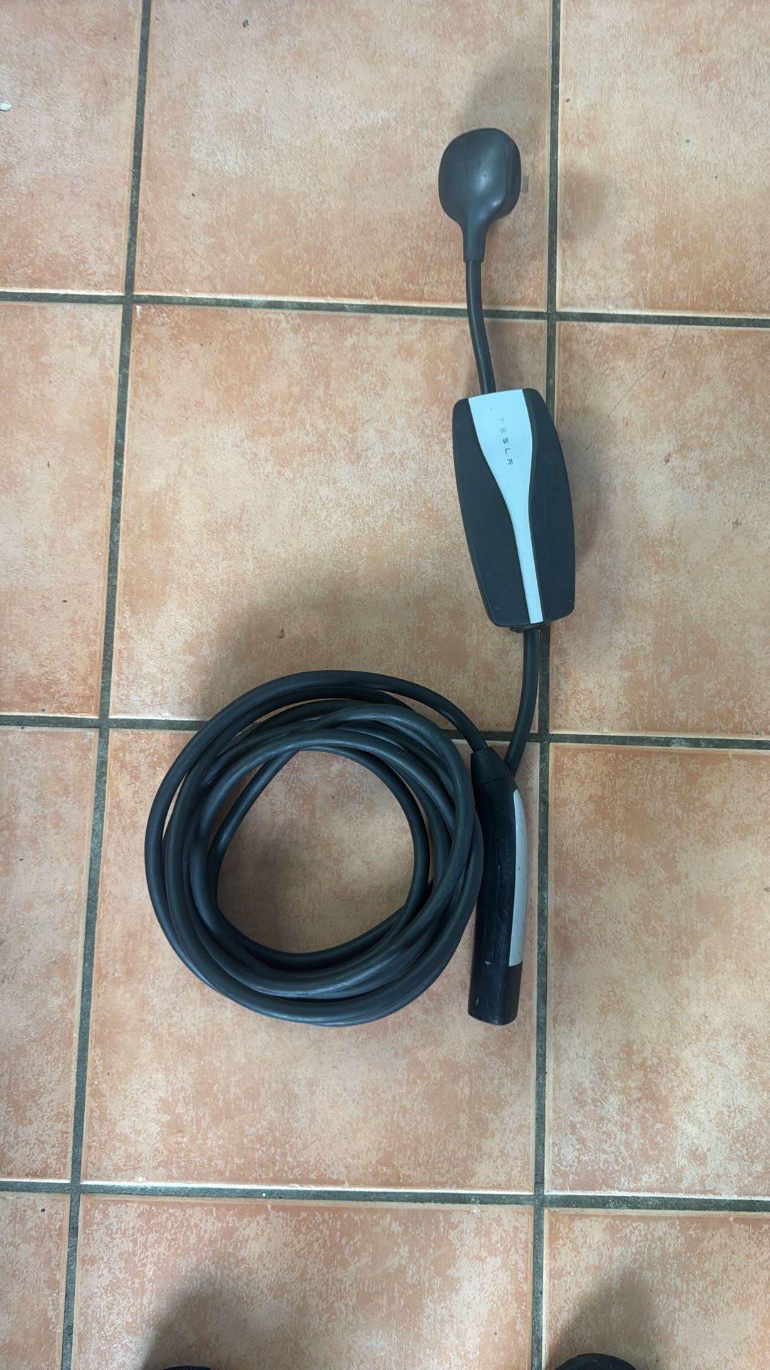 Tesla Mobil Charger
