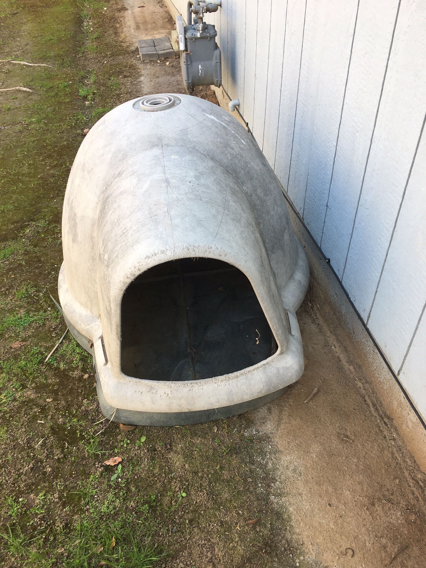 Igloo-style dog house for Sale in Sacramento, CA - OfferUp