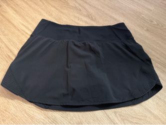 Never worn Lululemon black skirt size 4