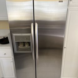 Kenmore refrigerator, like new. I can deliver to your home. Warranty included. Freezes and cools well.