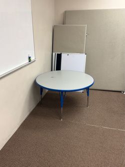 Kids circle table