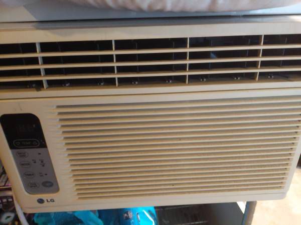 Air conditioner LG brand Model number LWHD8008R Remote included to $80
