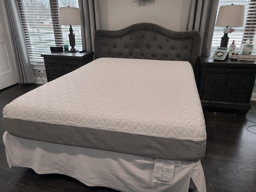 Like New
TEMPUR-PEDIC Cloud Prima Medium-Soft Mattress, Luxury Cooling Memory Foam Layers, Queen, Made in USA, 10 Year Warranty.