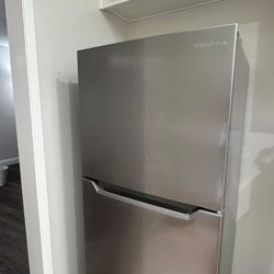 Insignia 10 cu ft refrigerator
