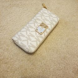 White Michael Kors Wallet