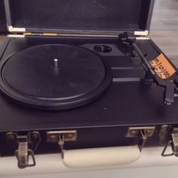 VINTAGE RECORD VINYL PLAYER.  NO CHERGER. I DON'T KNOW IF WORK. $5