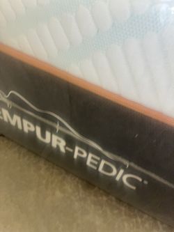 Tempur-Pedic Queen  Like new condition