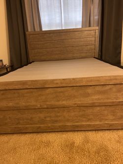 Queen bed.