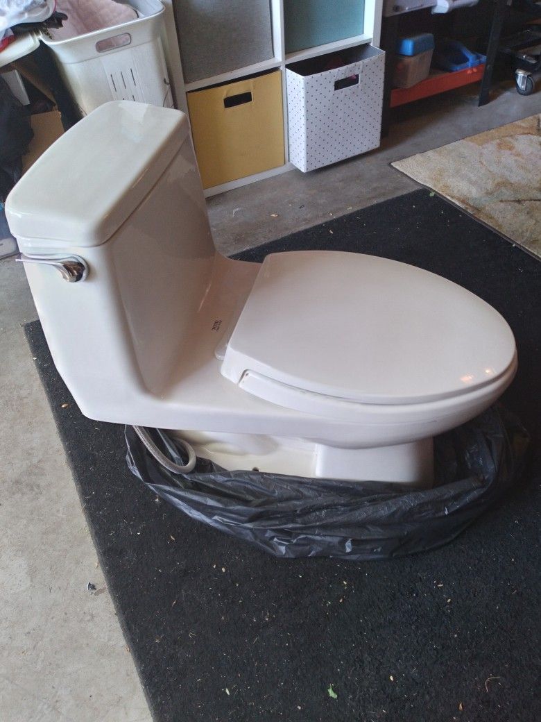Toto Toilet