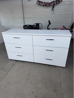6 drawer white gloss dresser ! Like new