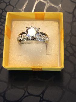 Sz8 Wide Band W/stones & Lg  Solitaire Stone 