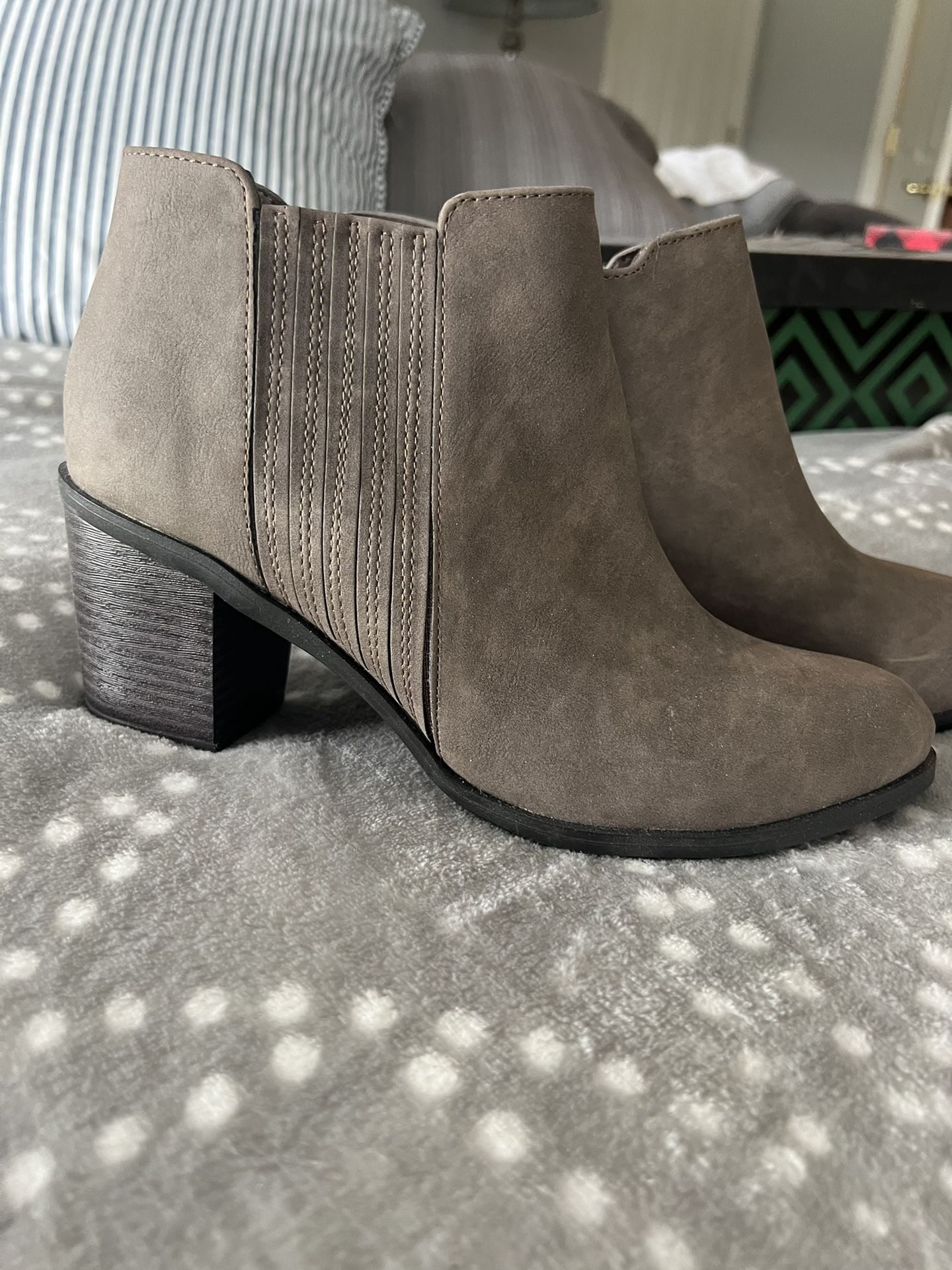 BRAND NEW WOMEN’s BOOTS- New In Box!!