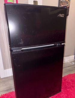 Mini Fridge w/ Freezer