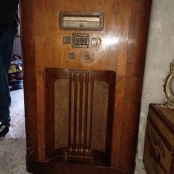 Antique 1940 Radio