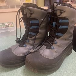 Columbia snow boots Size 6