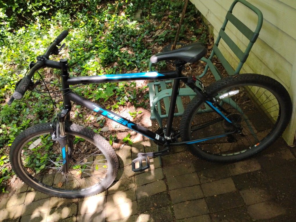 TREK 820 MOUNTAIN BIKE,21 SPEED,21IN.FRAME,26 IN. WHEELS,VERY GOOD CONDITION $180 OBO.