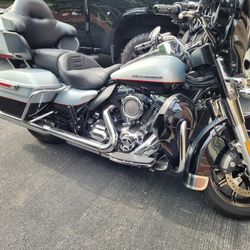 Super Low Miles ! Harley-Davidson Ultra Limited Touring 