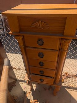 Jewelry dresser