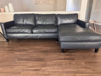 Leather sectional wth right facing Chaise