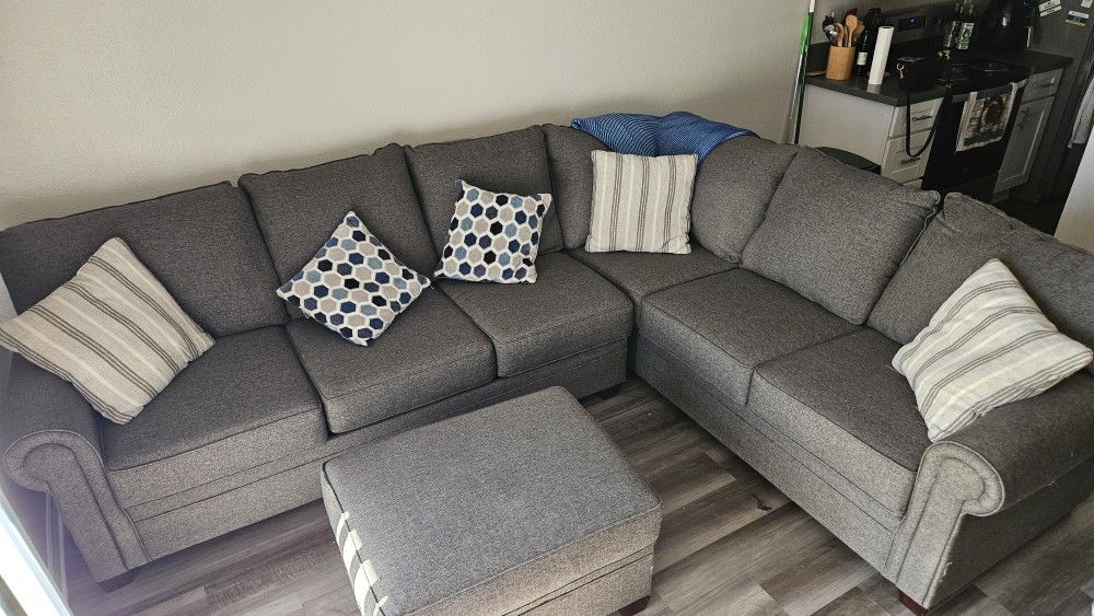 Like New! Sectional Couch With Pull Out Bed