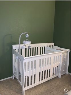 Baby crib (very gently used)