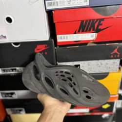 Adidas Yeezy Onyx Foam Runner size 8 USED