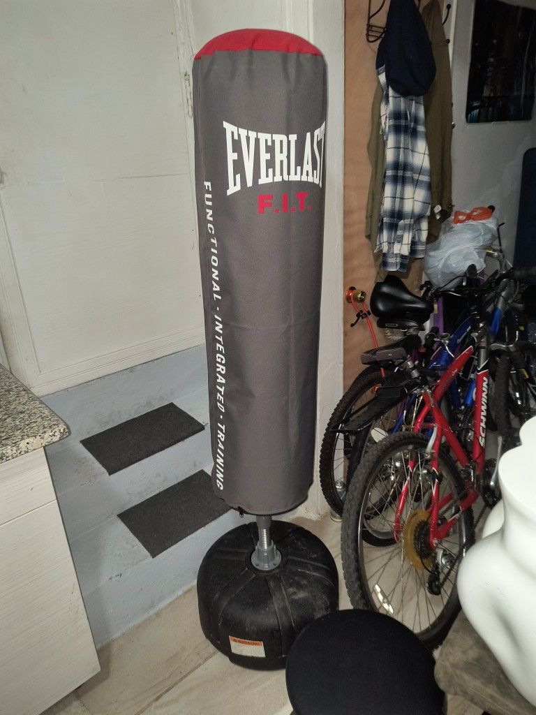 FREE STANDING PUNCHING BAG EVERLAST FIT