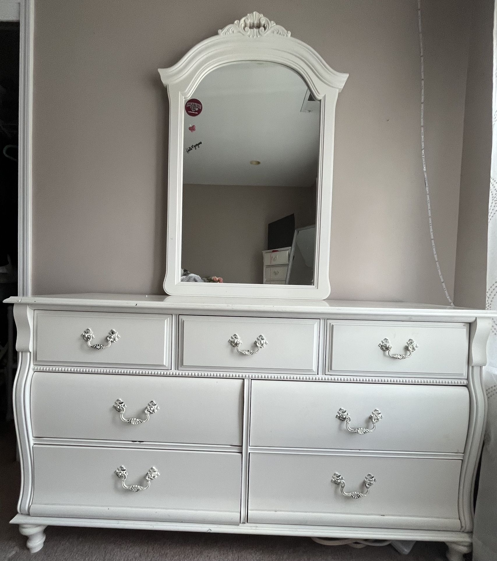 Dresser With Mirror 