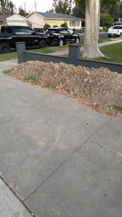 Free Dirt. Tierra Gratis