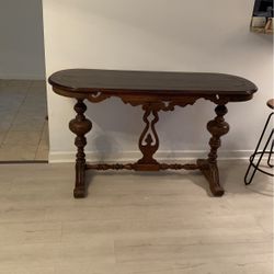 Antique Table For Enterance Way In Good  Condition 