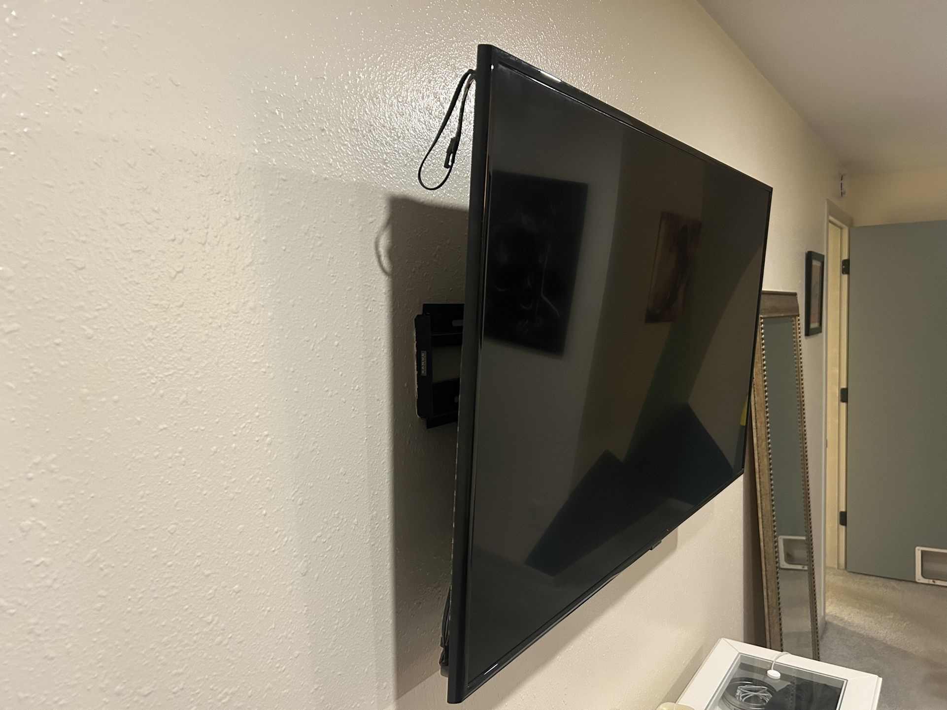 Samsung Flatscreen Smart TV (50” - Like New)