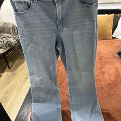 12 PCS LOT OF WOMENS JEANS