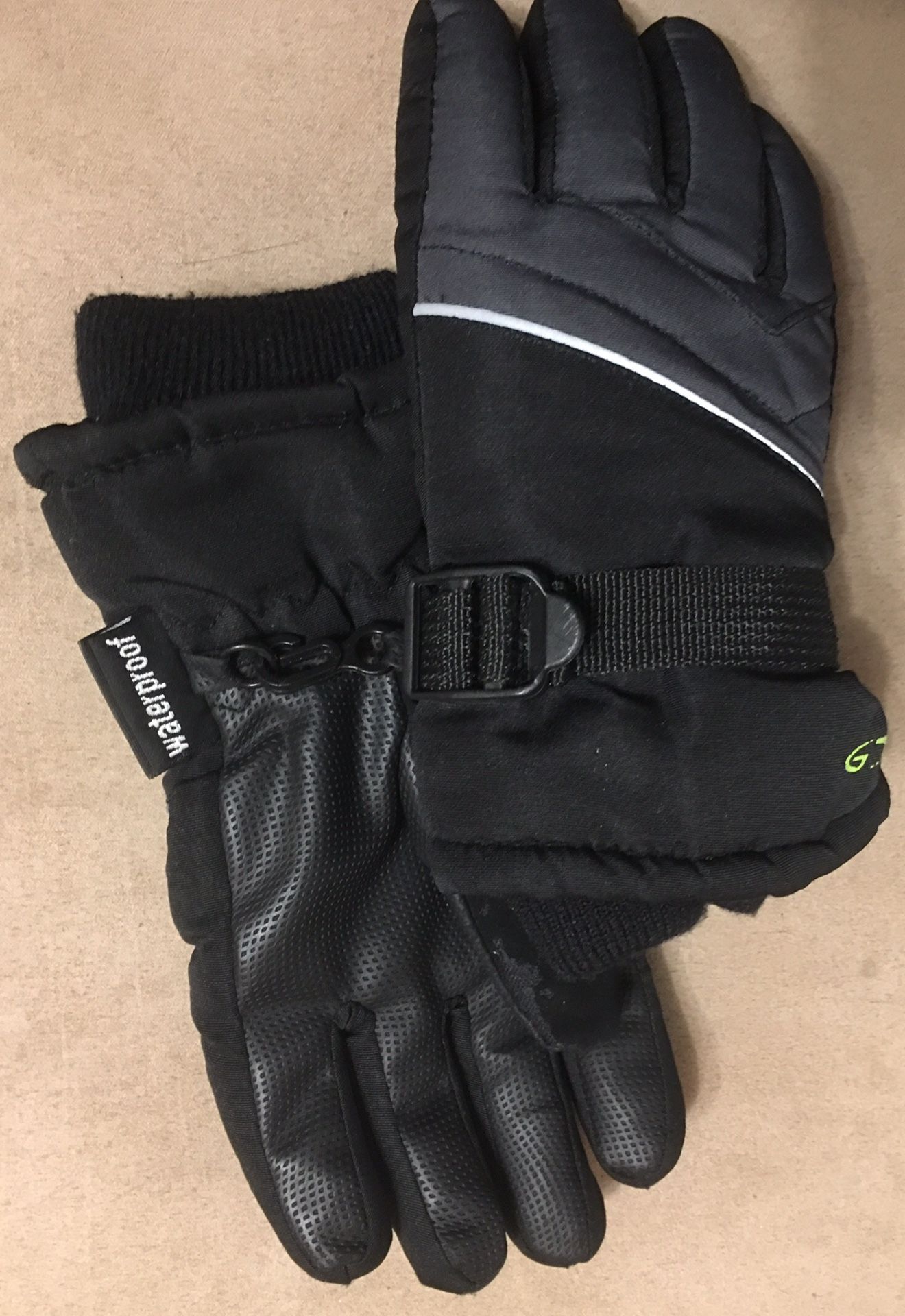 Under amour water proof youth gloves M