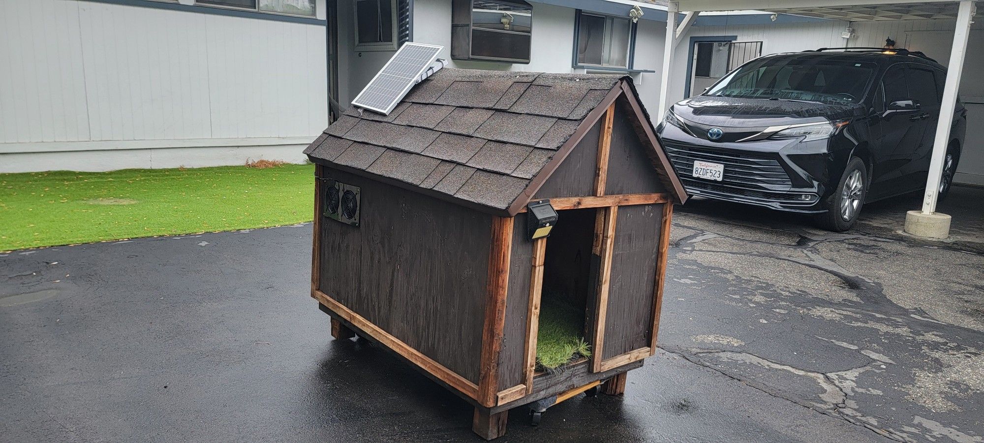 Large Custom Wood Dog Housebwith Solar Exhauset  Fan