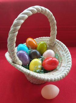🧺 Vintage Ceramic Basket w/Eggs 🥚