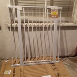 PAPPACARE DOG/CHILD SAFETY GATE 29.5" To 48.8" W X 36"H (NEW OPEN BOX)