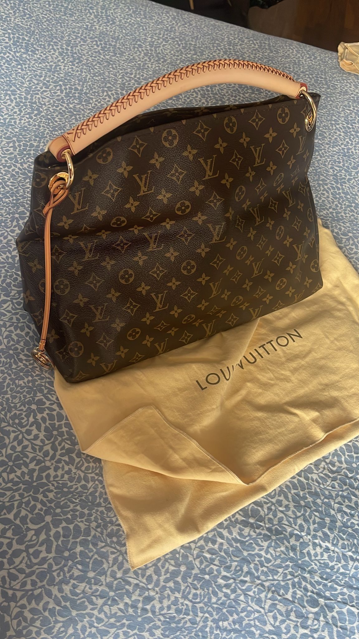 Louis Vuitton Artsy MM Monogram Canvas Shoulder Bag