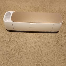 Cricut Machine w/ accessories & carrying case