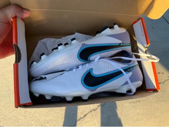 Men's soccer shoes