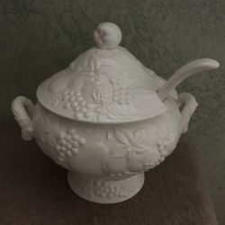 Ceramic Soup Tureen w/Ladle New lower price