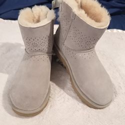 UGG Women's "Dae Sunshine" Perforated Boot - Size 7