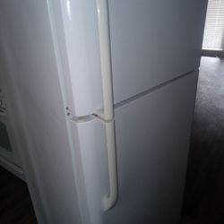 Frigidaire Refrigerator *LIKE NEW*