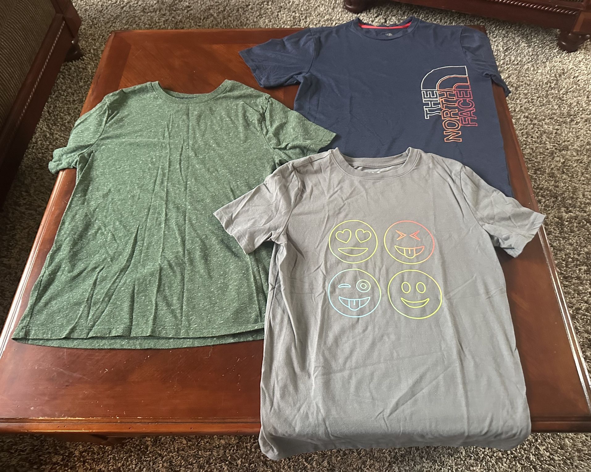 🏃🏻♂️Youth Size 14/Large Short Sleeved Shirts LOT by The North Face, Old Navy and Cat and Jack in like new condition from smoke and pet free home.