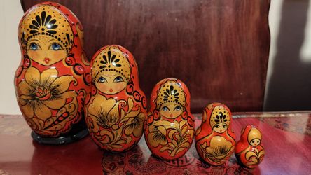Vintage Russian Matryoshka 5 in 1 Nesting Stacking Wooden Doll Figures