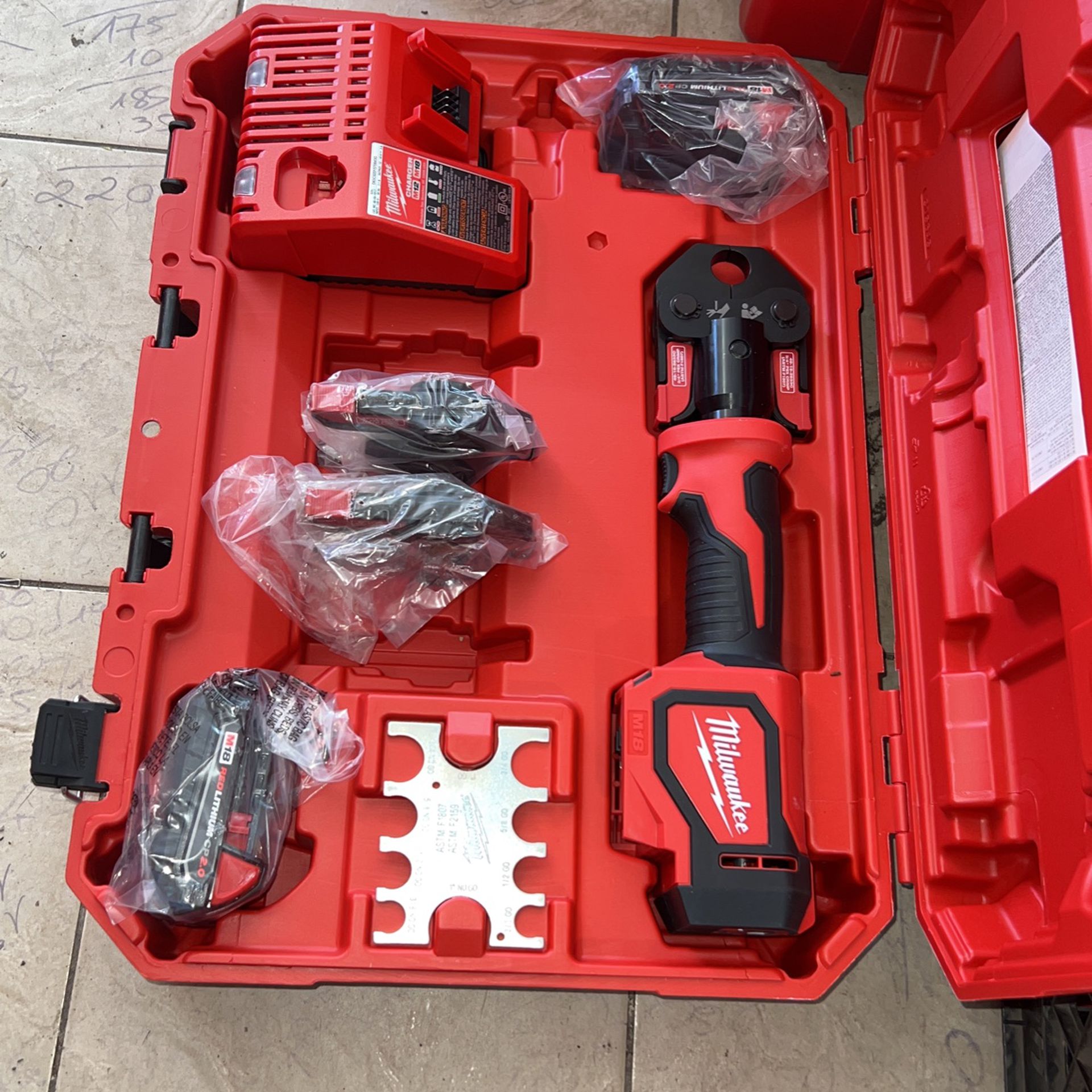 Milwaukee M18 18V Lithium-Ion Cordless Short Throw Press Tool Kit with 3 PEX Crimp Jaws (2) 2.0 Ah Batteries and Charger