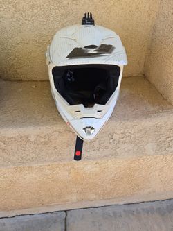 Off Road Helmets, 25 Each Elmet Or 2 For 40 Dlls