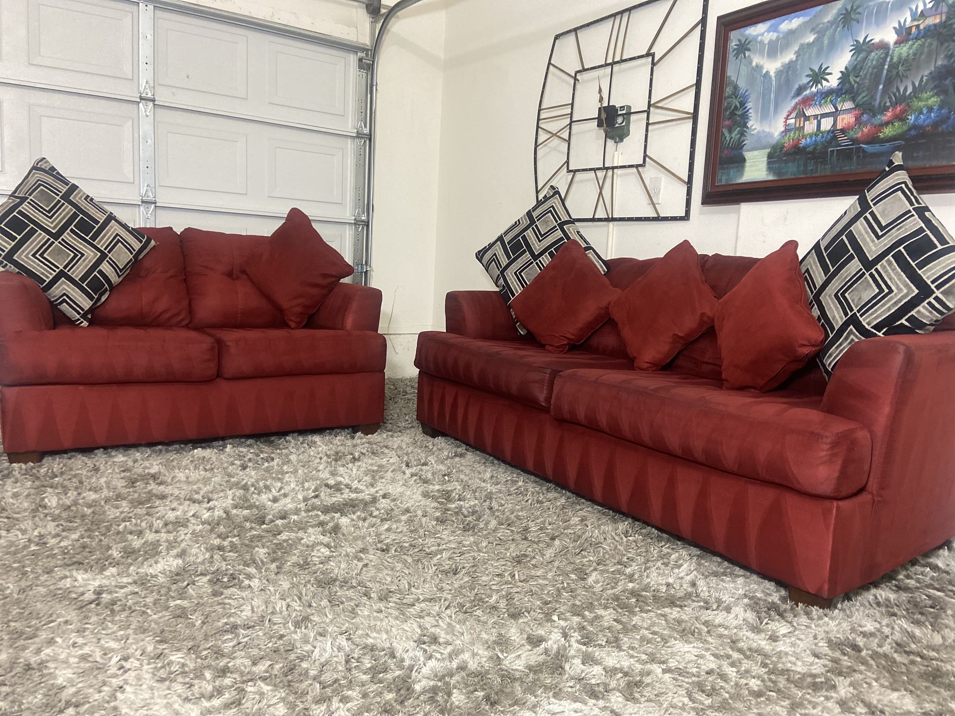 🌟 Beautiful, , Royal Red/ Burgundy, Ashley Furniture, Couch 🛋️ And Loveseat(FREE DELIVERY 🚚)