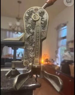 Vintage Rogar Estate Tabletop Wine Bottle Opener – Cast Metal – Heavy Duty