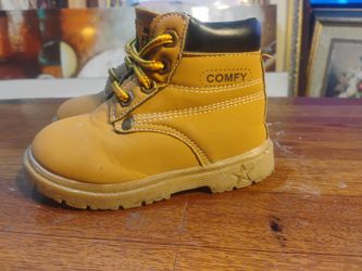 boots size 8 in toddlers $5